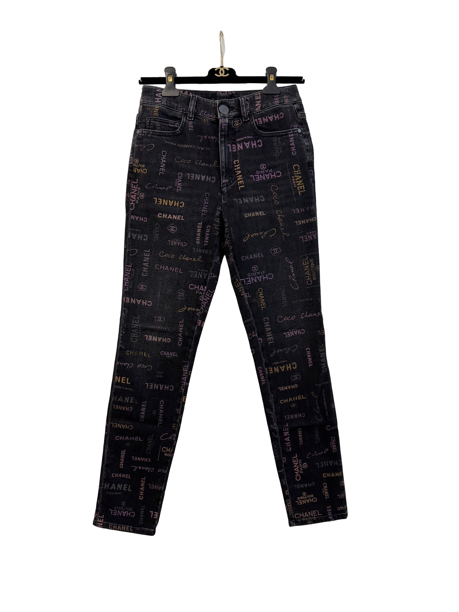 CHANEL JEANS 黒36 Chanel Black Denim Jeans with Multicolor CHANEL Print - Size