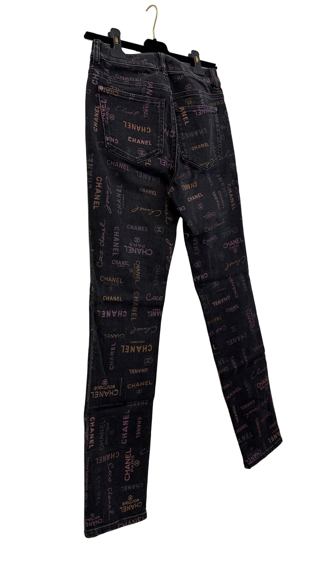 CHANEL 36ブラックジーンズ Chanel Black Denim Jeans with Multicolor CHANEL Print - Size FR 36
