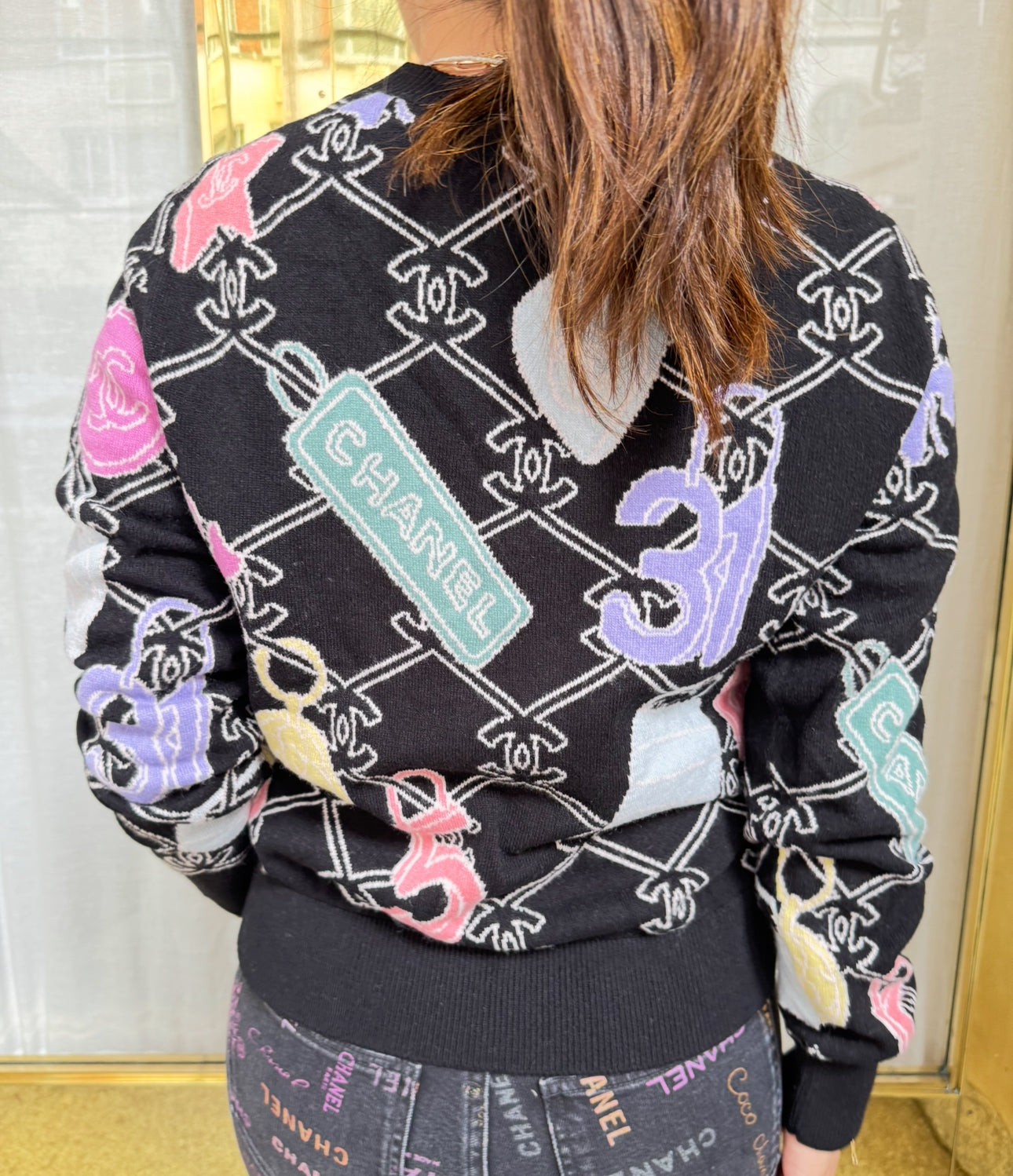 CHANEL - CHANEL フロッキーロゴ ガブリエル ベルベット スウェット Chanel Black Cashmere Pullover with Colorful CC Logo and Charms - Size