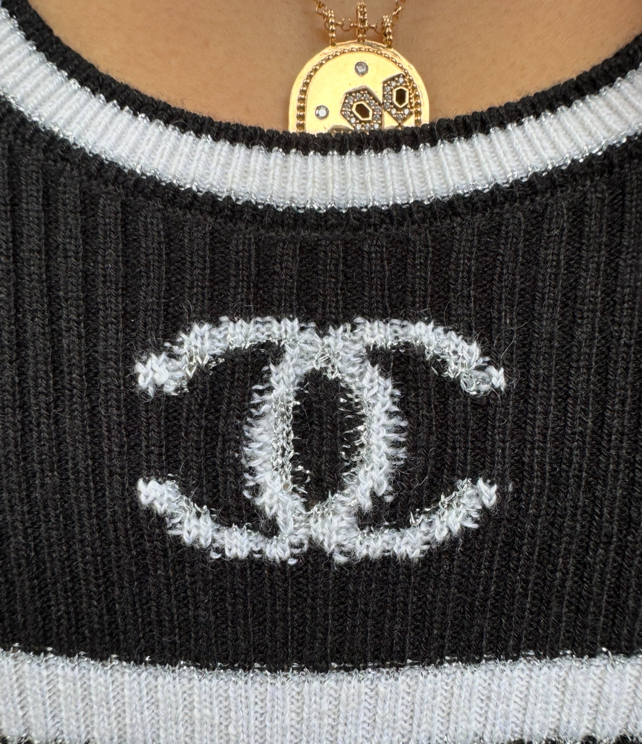 シャネル　CC タンク38 Chanel White Cotton Tank Top Embellished CC Logo Size 38 FR